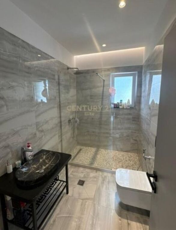 Villa su due piani in vendita – zona d'élite e sviluppo naturale