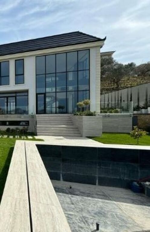 Villa moderna in vendita con giardino verde e piscina privata
