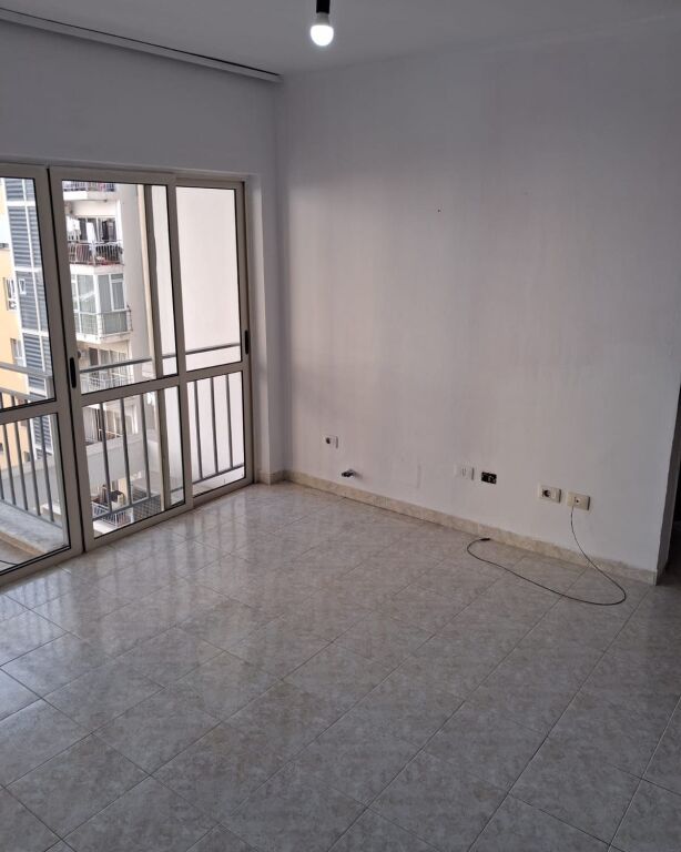 AFFITTASI APPARTAMENTO 1+1 CAMERE CAMPO D'AVIAZIONE, TIRANA