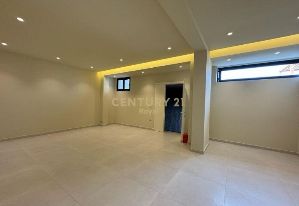 Villa moderna in vendita con giardino verde e piscina privata