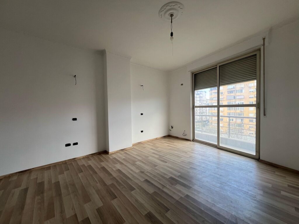 Ulet cmimi!Apartament 3+1+2, Kopshti Botanik, pa malore!!!