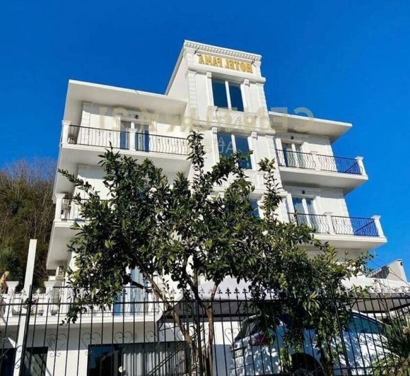 Hotel me qira tek Shkembi i Kavajes