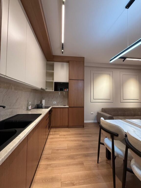 Rruga Kavajes sapo Kalon Pallatin me Shigjeta!  Shesim super apartament! 1+1