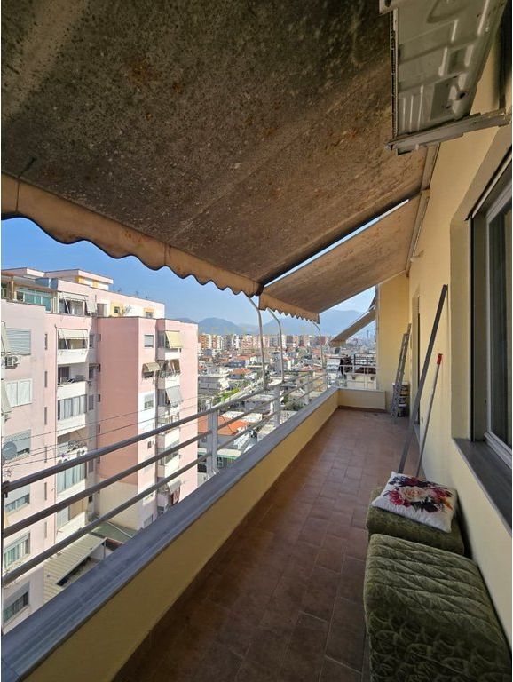 Jepet me qera Apartament 2+1 ne Kombinat