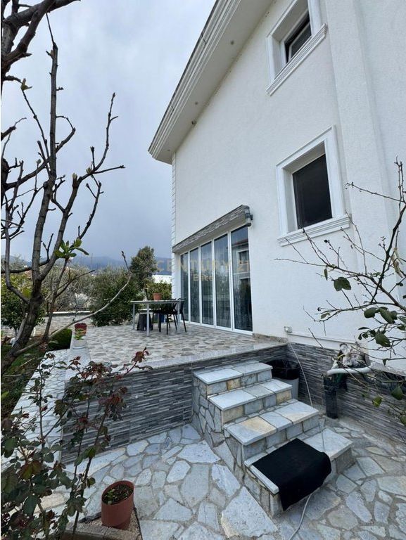 Shitet Vilë 2-Katëshe në Farkë, pranë Liqenit – Zonë Elitare