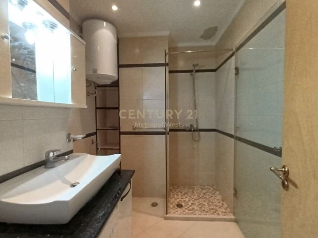 Apartament 2+1 me qera – hapësirë e ndriçuar dhe komode