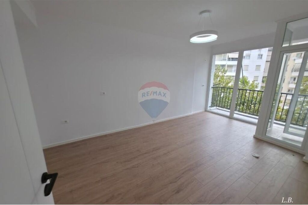 Apartament - Për Shitje - Rruga Eshref Frashëri, Tiranë