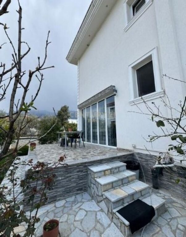 Villa su due piani in vendita – zona d'élite e sviluppo naturale