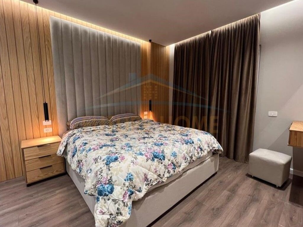 Shitet, Apartament 2+1+2+Post Parkimi, Ali Demi, Tiranë.