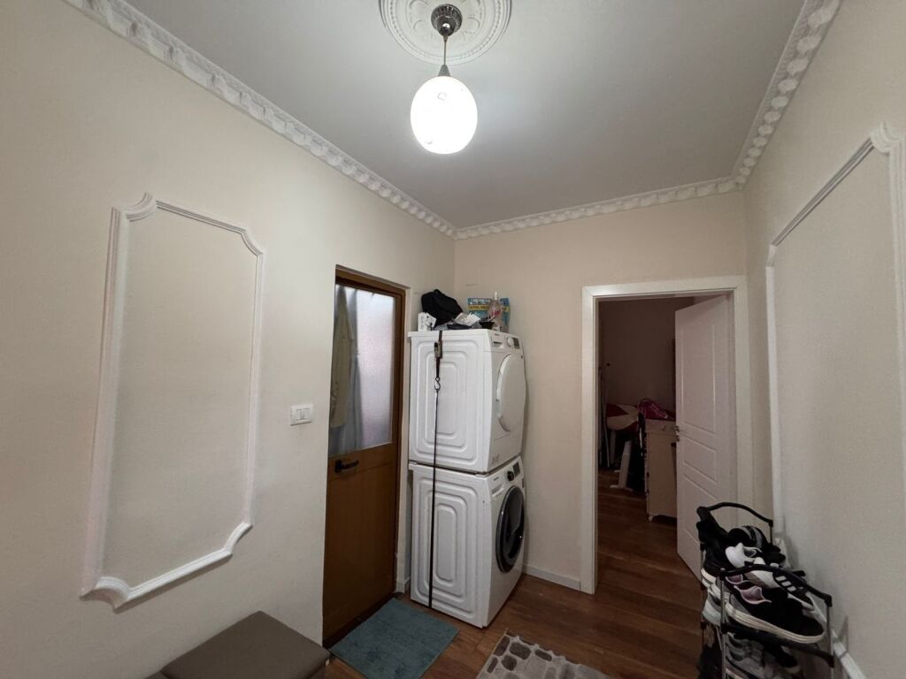 Shitet apartament 1+1 pranë shkollës "Bajram Curri"