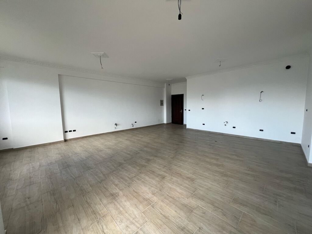 Ulet cmimi!Apartament 3+1+2, Kopshti Botanik, pa malore!!!