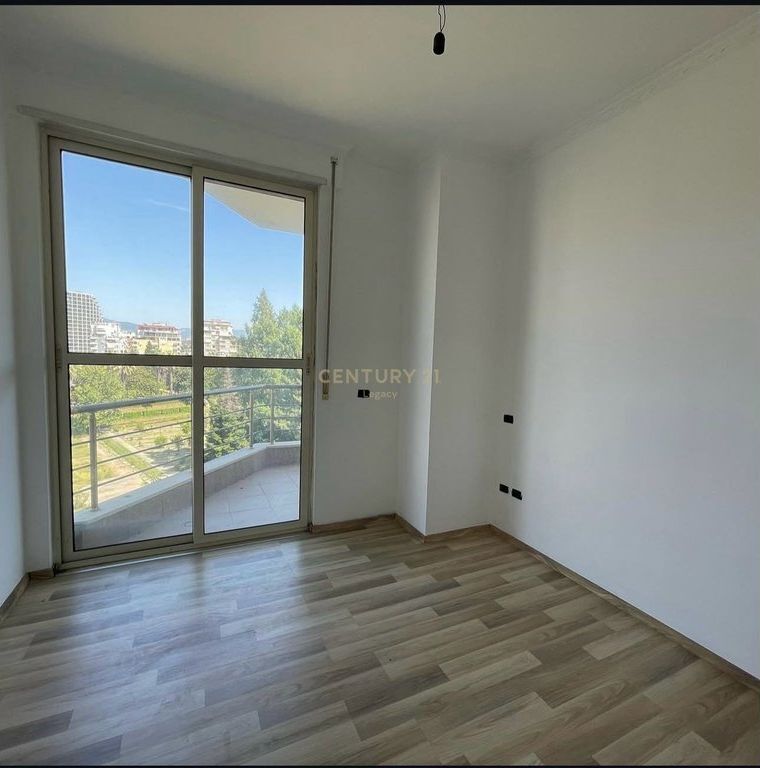 Shitet Apartament 3+1+2, Komuna e Parisit!!!