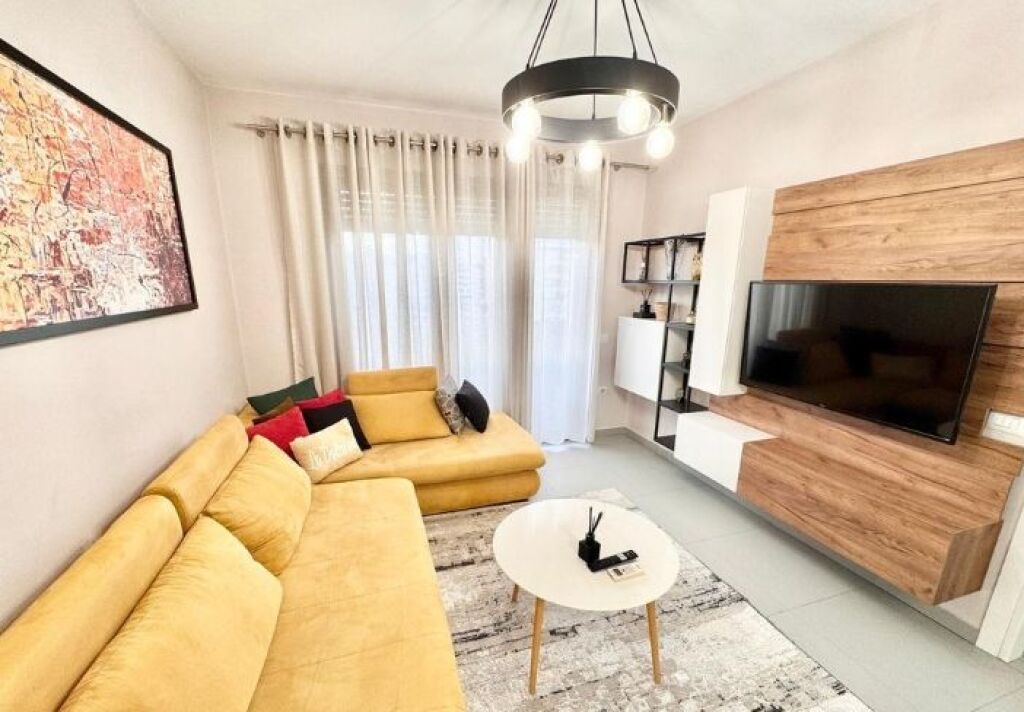 Jepet me qera apartament 1+1 – stil jetese urban dhe akses në çdo kënd të qytetit