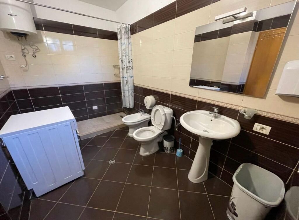 🏠Pak minuta larg Shkolles se Kuqe,jepet me qera kati i I-re i nje vile,,2+1+2,i mobiluar.65,000 Leke