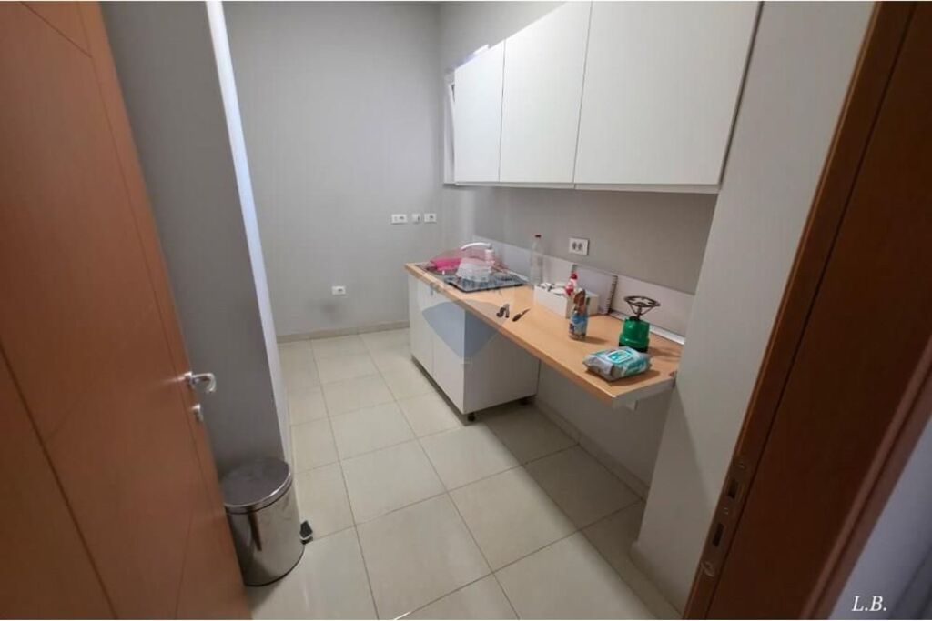 Zyrë - Për Qira - Rruga e Bogdanëve, Tiranë