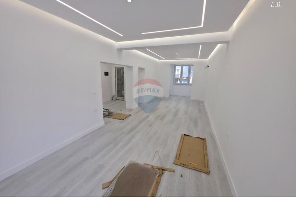 Office - For Rent - Barricades Street, Tirana