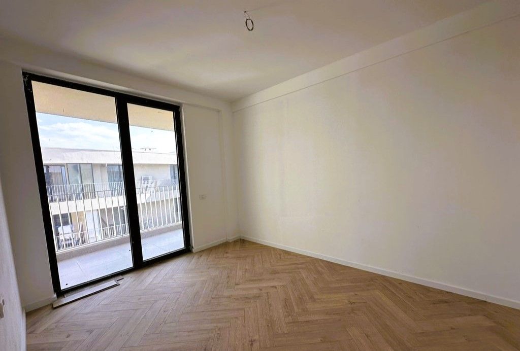 Ufficio In Affitto Al Golden Tower Al Mine Peza!