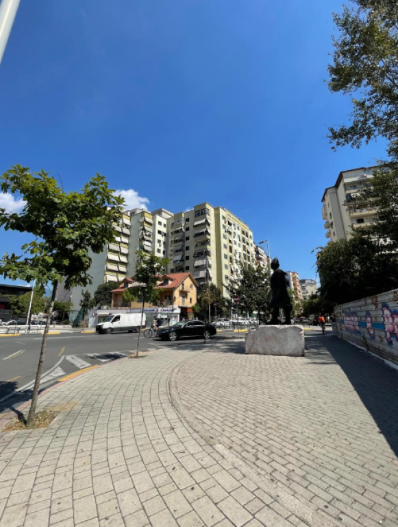 🏢 Shitet Ambient Biznesi – Komuna e Parisit