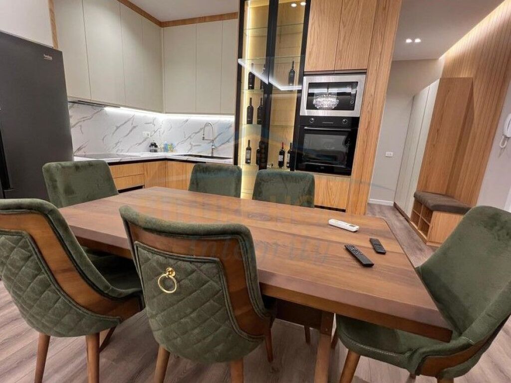 Shitet, Apartament 2+1+2+Post Parkimi, Ali Demi, Tiranë.