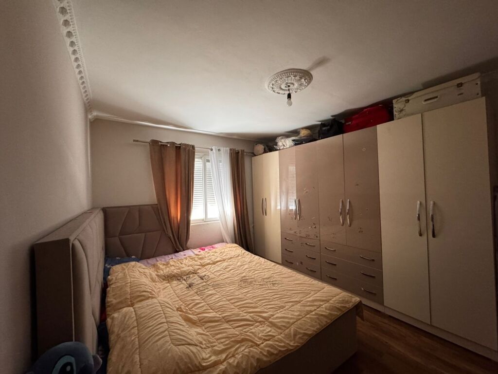 Shitet apartament 1+1 pranë shkollës "Bajram Curri"