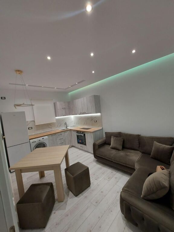 Appartamento 1+1 in affitto Liceo Partizani 530 Euro