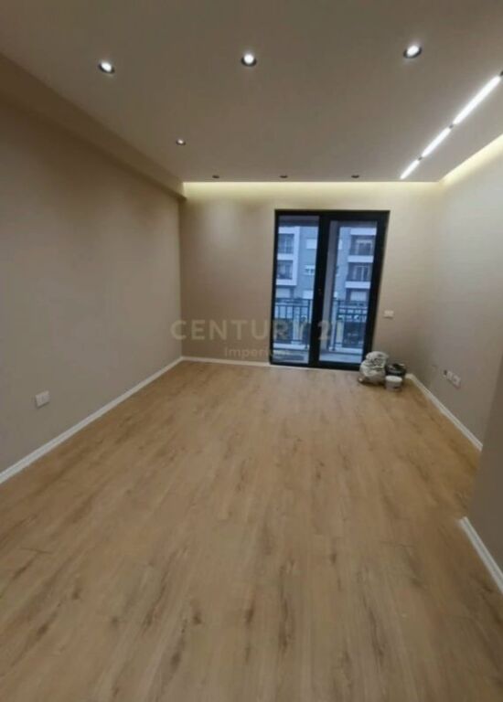 1+1 për qira Urban Gate, Astir