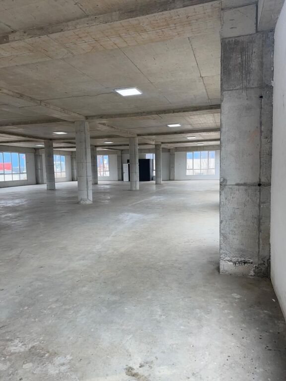 📦 LOCALE IN AFFITTO – VICINO A TOP CHANNEL, TIRANA