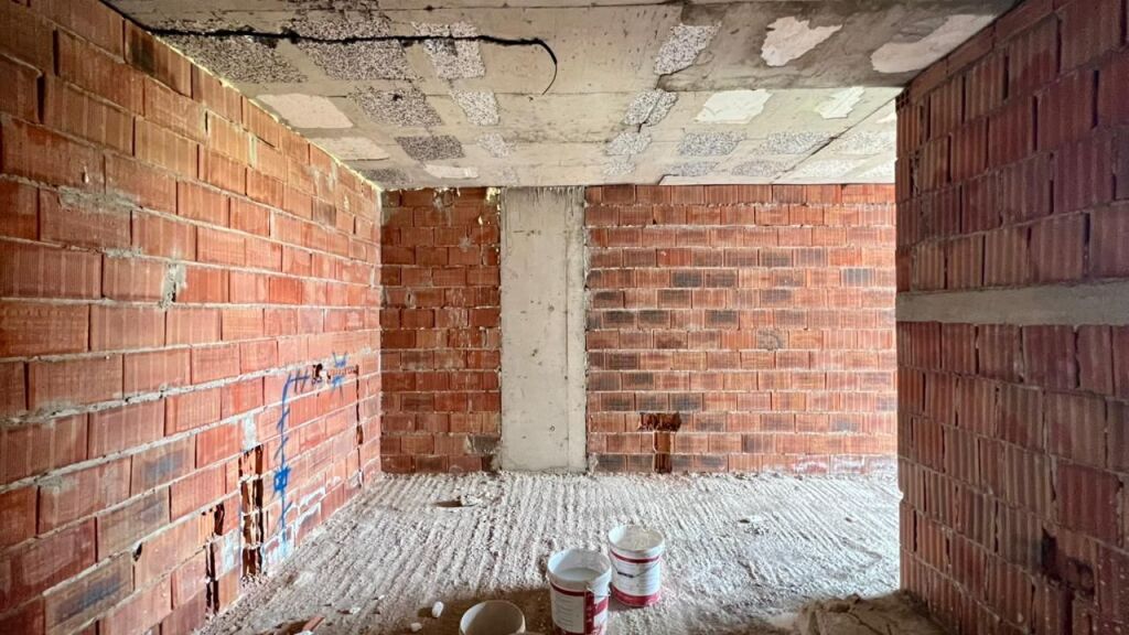 FOR SALE: 2+1 Apartment with Balcony (78 m²) 📍 Ali Demi – Idriz Dollaku Street Under Construction – Brick Phase || 6th Floor || €135,000 || Well-Connected Area 🏃🏻‍♂️