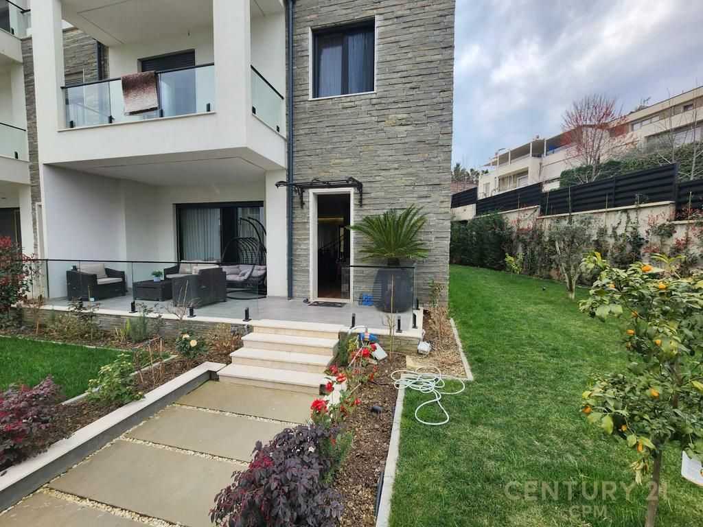 In vendita Triplex 3+2 4 bagni + 3 posti auto – Grey Stone 2 Residence, Lago Secco, Tirana