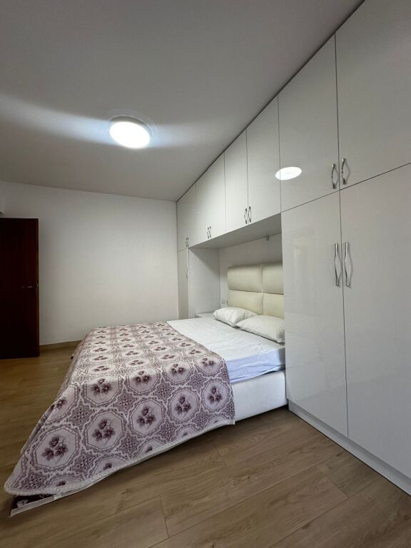 🏢Tek Myslym Shyri,jepet me qera apartament 1+1,i mobiluar 60,000Leke