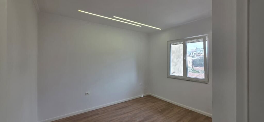 Shitet apartament 2+1 pranë rr. Bardhyl | VR111