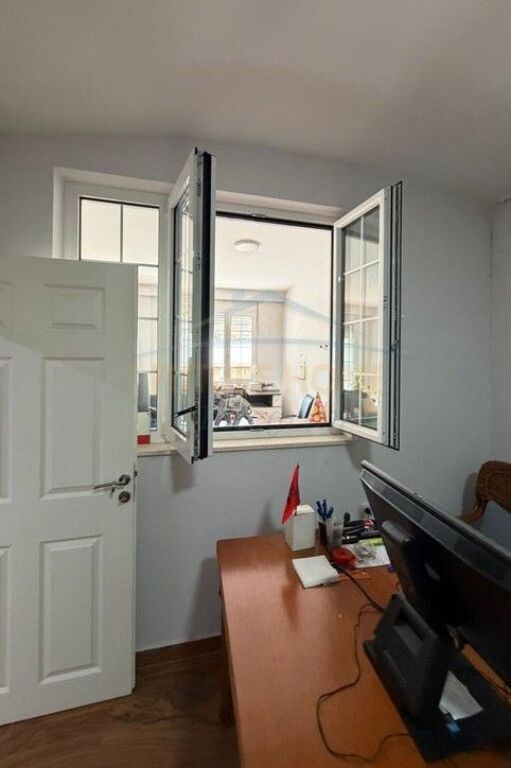 Affitto, Appartamento 2+1 per uffici, Centro, Tirana.