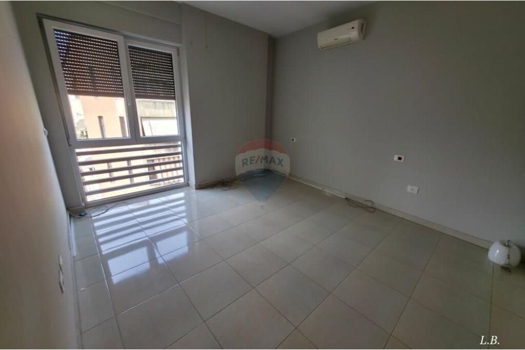 Zyrë - Për Qira - Rruga e Bogdanëve, Tiranë