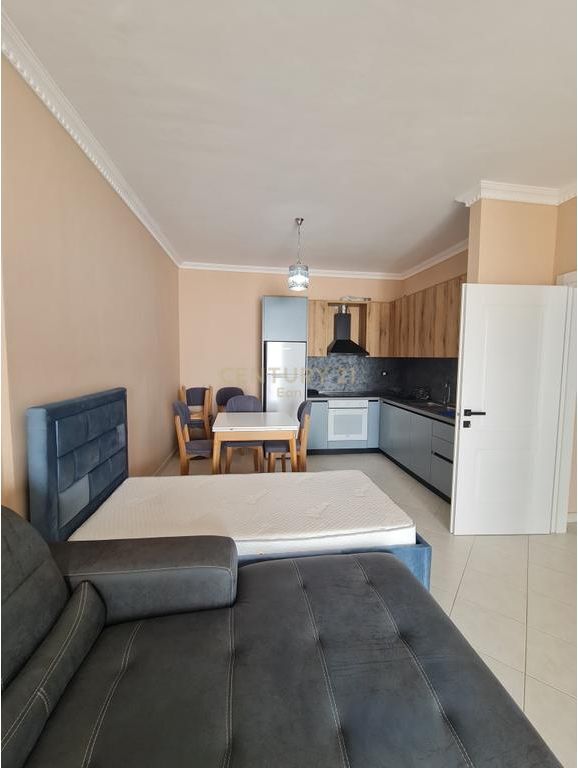 Shitet apartament 1+1 30m larg detit dhe Garazh në Qerret !