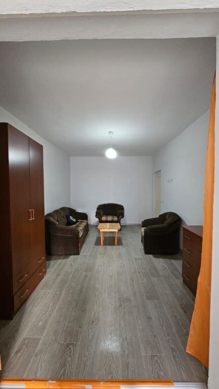 Ne zonen e Bllokut,prane Shtepise se Ofertave jepet me qera apartament 1+1,i mobiluar 55,000LEKE
