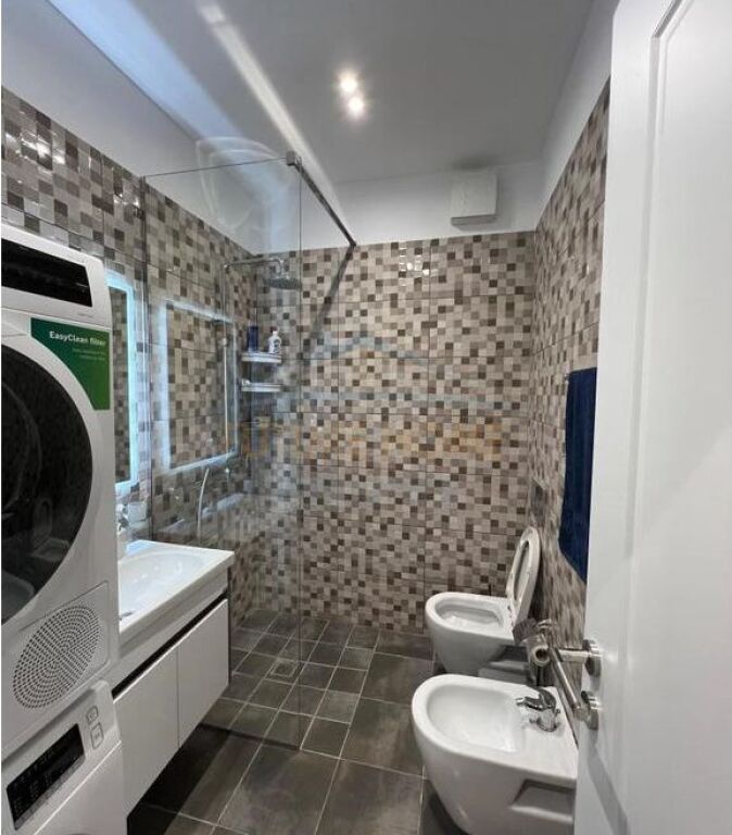 Shitet, Apartament 2+1+2+Post Parkimi, Ali Demi, Tiranë.