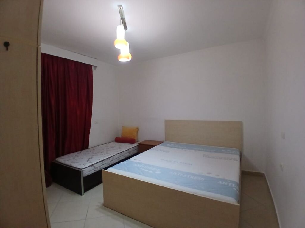Jepet me qera apartament 1+1 prane Qendres ; Rruga Fortuzi