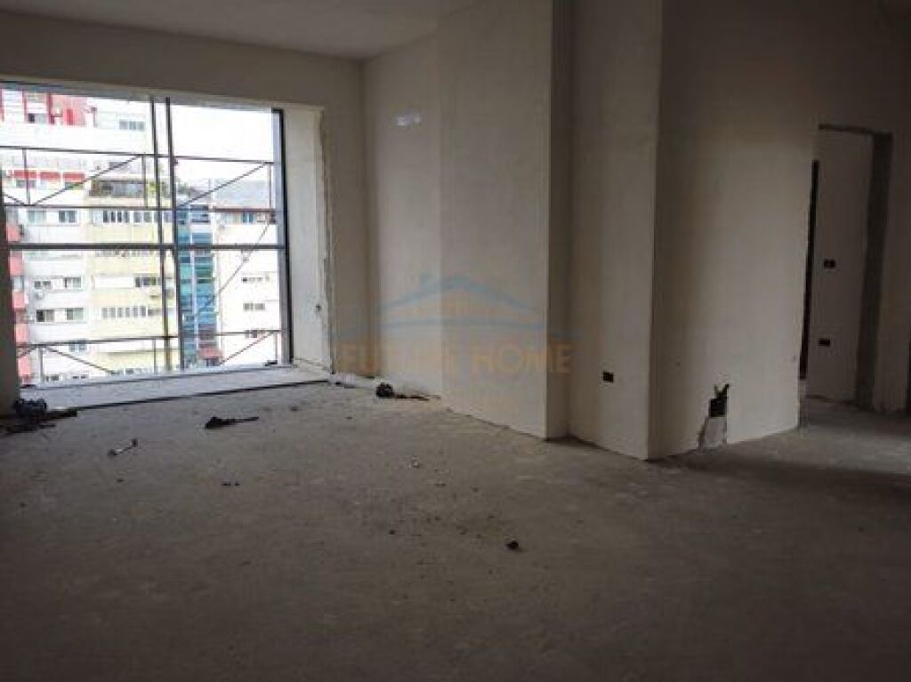 Shitet, Apartament 2+1+2, Laprake,Tiranë