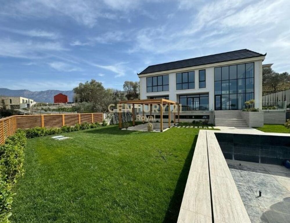 Villa moderna in vendita con giardino verde e piscina privata