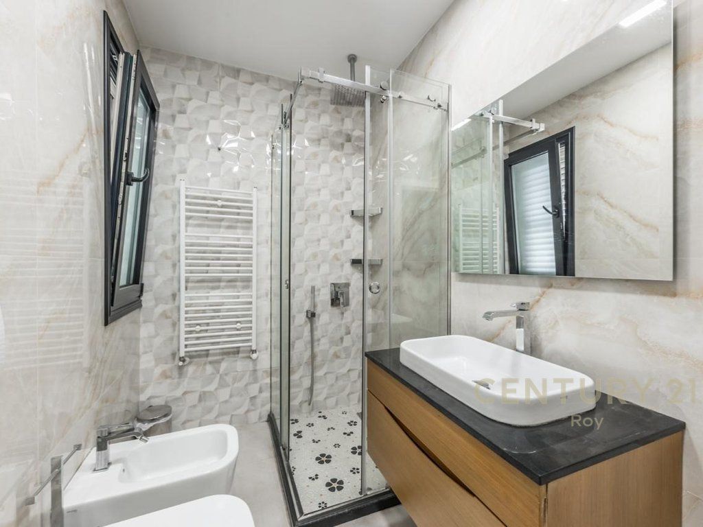 SHITET PENTHOUSE PRAKTIK PËR JETESË KOMODE!