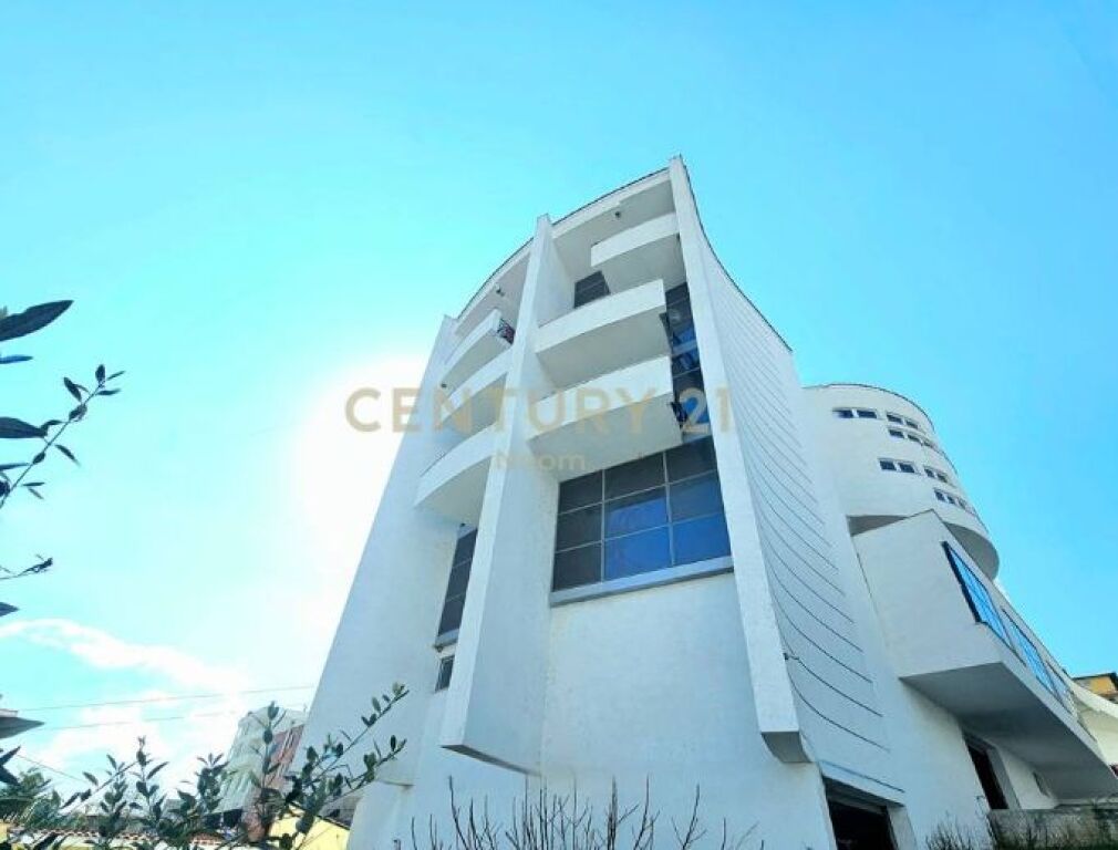 Business building for rent – large and flexible space