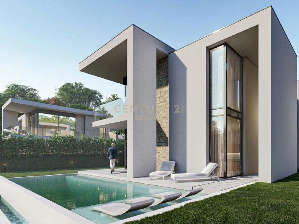 Vilë me Pishine Për Shitje në Farkë