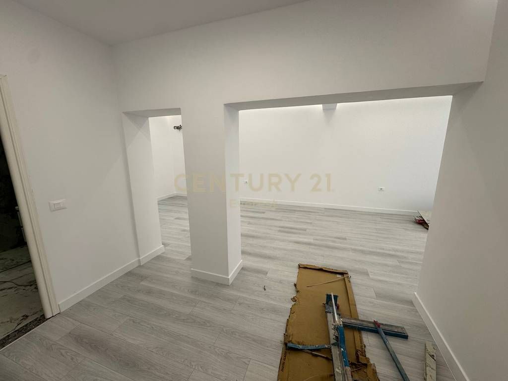 RRUGA E BARRIKADAVE, AMBIENT FOR RENT