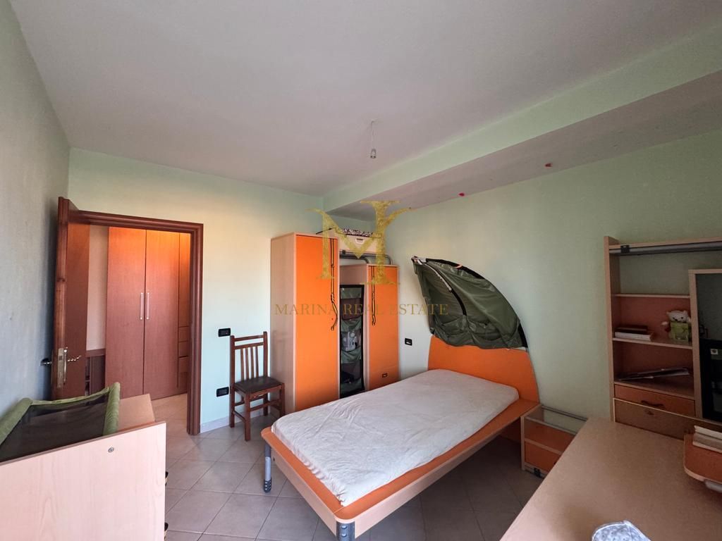 Shitet apartament 2+1+2 ne Durres, Stadiumi. 3 ballkon, 160m2 total