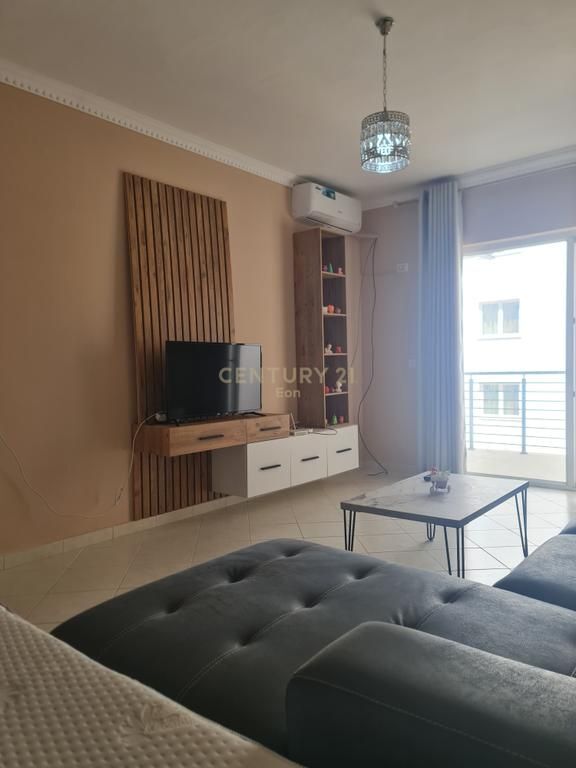 Shitet apartament 1+1 30m larg detit dhe Garazh në Qerret !