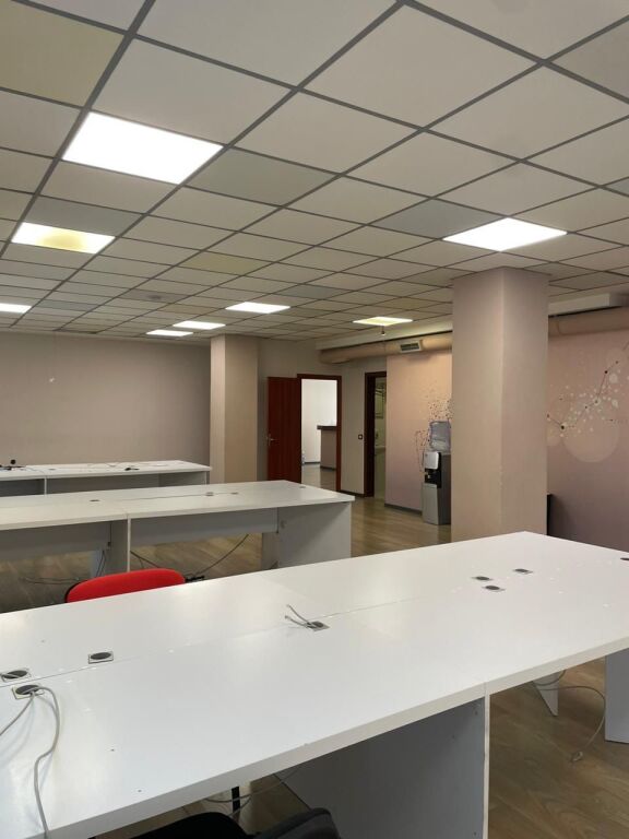 🏢Rruga e Dibres,prane Hotel Steles,jepet me qera ambient biznesi,Bosh, 3,400Euro (Neto)
