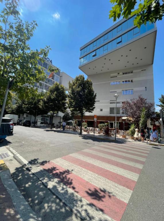 🏢 Shitet Ambient Biznesi – Komuna e Parisit