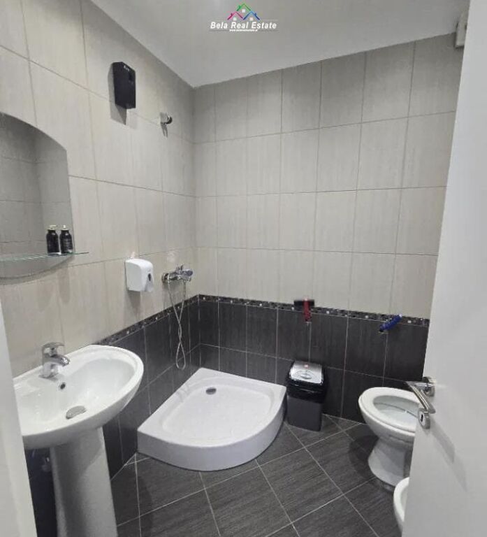 Zyre Me Qera 3+1+2 Tek Stacioni i Trenit (ID BZ2888) Tirane