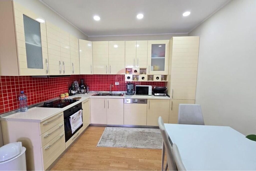 Shitet - Apartament 2+1 tek Ulsuga