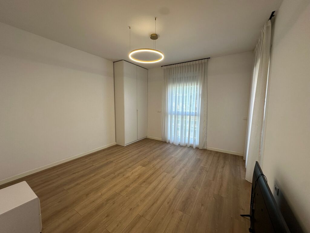 Qera 2+1+2 + Post parkimi,Rruga e Kosovareve Tirane.